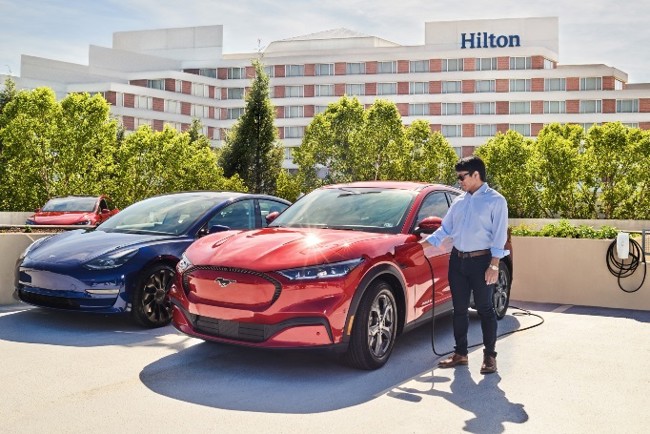 Tesla y Hilton instalarán 20.000 cargadores de vehículos eléctricos en hoteles de Norteamérica y México