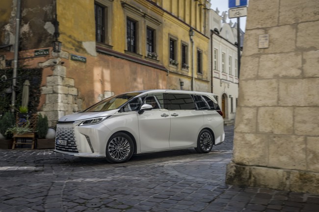 Lexus España prevé vender 150 unidades de su LM, una "minivan de lujo" híbrida, en el primer año