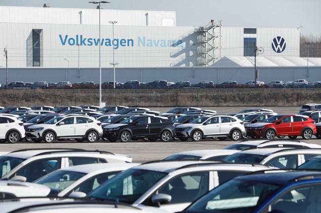 Presidenta de Navarra afirma que la electrificación y la inversión en Volkswagen "garantizan su futuro"