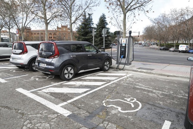 OCU detecta "enormes" diferencias de precio en seguros para un mismo coche, de 400 y 1.700 euros al año