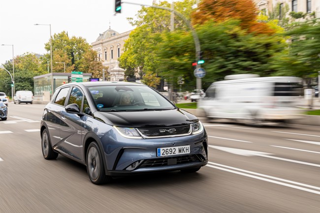 BYD lanza en España el Dolphin, con 427 kilómetros de autonomía, desde 24.480 euros con oferta y Moves