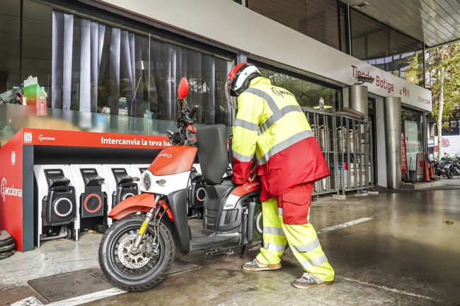 Acciona renueva su flota de motos compartidas en Madrid y Barcelona