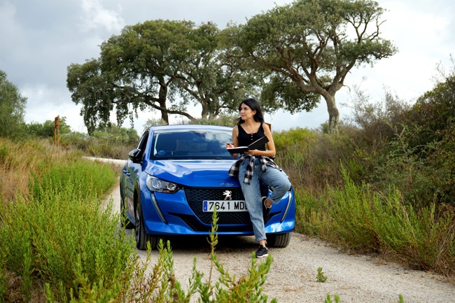 Peugeot homenajea a su modelo 205 con un cuaderno de viajes de la ilustradora Alicia Aradilla