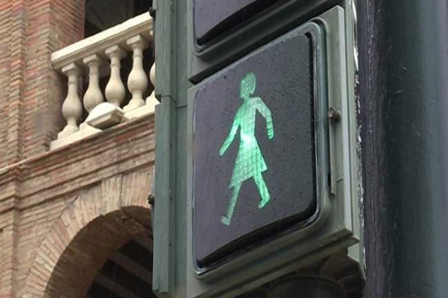 DGT modificará con "criterios de igualdad" las señales de tráfico, como la de la mujer que lleva al niño