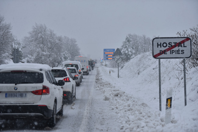 Siete de cada diez españoles no saben cómo conducir por carreteras nevadas, según Alphabet