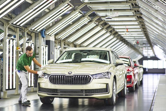 Skoda cierra 2023 con la producción de más de 888.000 vehículos en todo el mundo