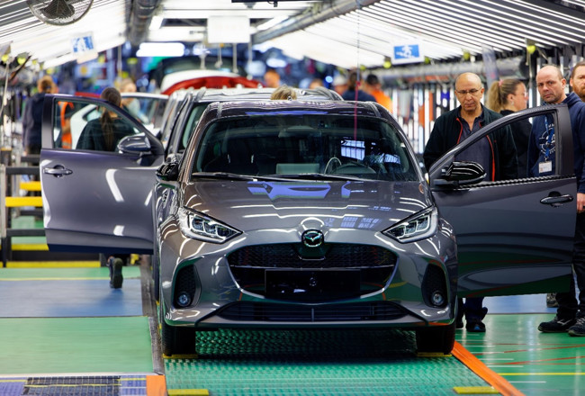 Mazda comercializará en febrero el nuevo Mazda2 Hybrid tras arrancar su producción en Francia