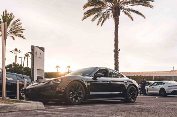 Taycan, el nuevo eléctrico de Porsche, logra una autonomía de 587 kilómetros en una prueba en EE.UU