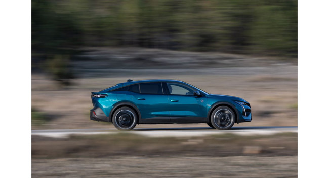 Peugeot incorpora la híbridación suave a su línea Peugeot 408, disponible desde 33.200 euros