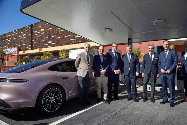 Porsche inaugura una estación de carga ultrarrápida en Murcia