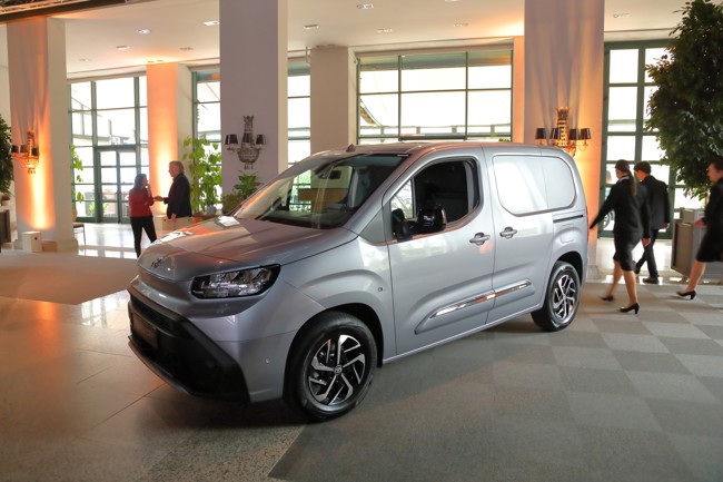 Toyota España renueva su gama de vehículos comerciales con cambios en motorización y equipamiento