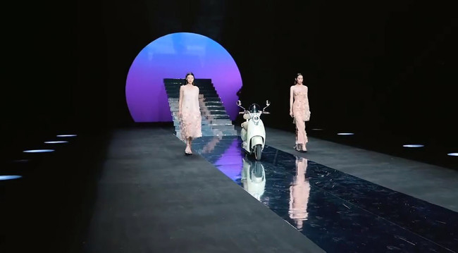 Yadea muestra por primera vez su proyecto de moto autónoma en la Semana de la Moda de China