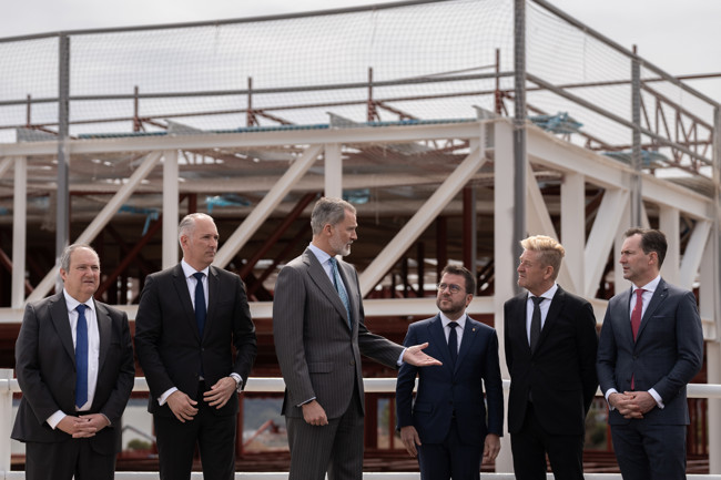 El Rey visita las obras de la planta de ensamblaje de baterías de Martorell (Barcelona) con Aragonès