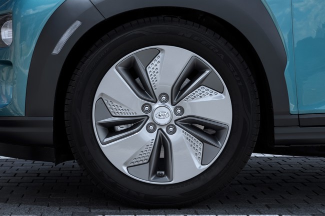 OCU encuentra hasta 7 metros más en la distancia de frenado entre marcas de neumáticos de SUV compacto