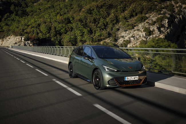 Cupra lanza una nueva versión del Born con mayor potencia y velocidad