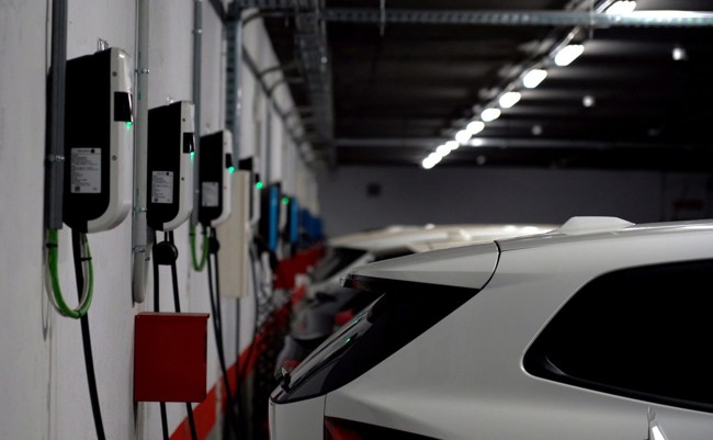 El sector del automóvil y ONGs ambientales piden al Sánchez impulsar la electromovilidad