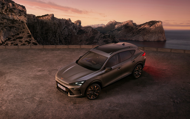 Cupra empieza a comercializar las versiones VZ e-hybrid de 200 kW de sus modelos Fomentor y León