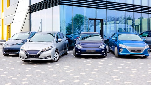 OCU avisa de que los precios altos y la falta de puntos de recarga frenan el desarrollo del coche eléctrico