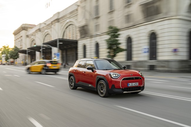 Mini lanza el nuevo Aceman, un eléctrico con más de 400 km de autonomía y desde 37.250 euros