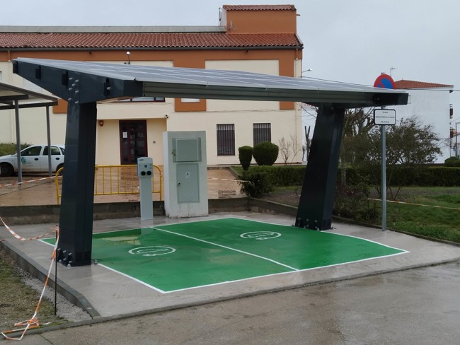 Los fabricantes de vehículos piden a las energéticas "trabajar juntas" para expandir el eléctrico