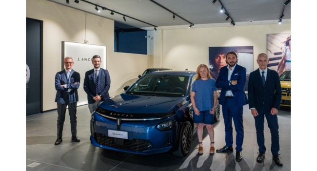 Lancia entrega en Italia la primera unidad de su nuevo  modelo Ypsilon en edición Limitata Cassina