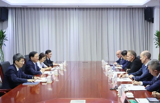 El CEO de Volkswagen pide desde China un comercio "libre y justo" en plena crisis arancelaria con Europa