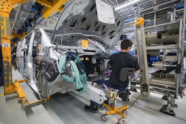 Mercedes-Benz suspenderá parte de la producción del turno de noche por los fallos de Microsoft