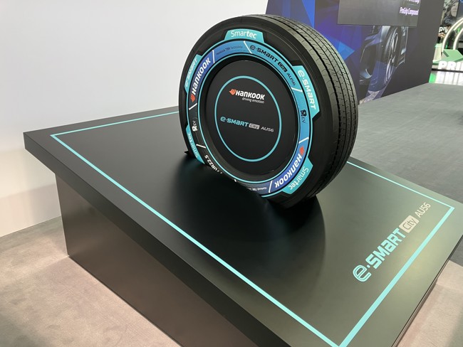 Hankook lanza su primer neumático para autobuses urbanos eléctricos, el e-Smart City AU56
