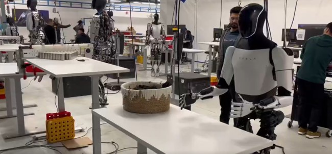 Elon Musk avanza que Tesla usará en 2025 robots humanoides en las fábricas de "baja producción"