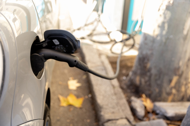 Los proveedores alertan que los fabricantes producen eléctricos hasta un 45% por debajo de expectativas