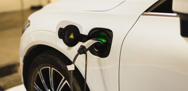 La factura de la reparación de un coche eléctrico es un 28% menor que uno de combustión, según Solera
