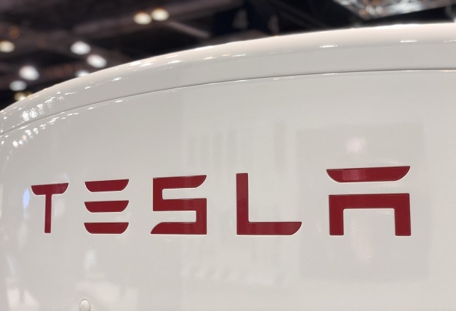 Tesla se desploma en Bolsa más de un 11% tras recortar el beneficio un 45% en el semestre