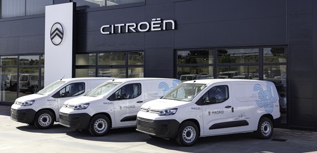 Stellantis entrega 55 vehículos 100% eléctricos a Acciona para mantenimiento de los parques de Madrid