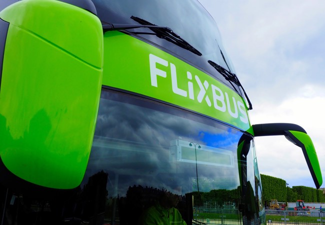 Porsche SE anuncia una inversión millonaria en el grupo europeo de bus y tren Flix junto a EQT