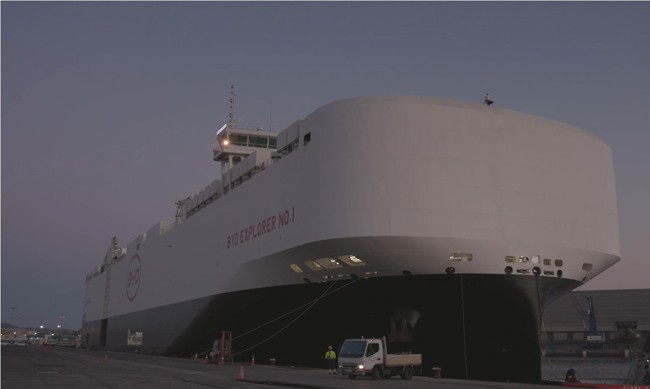 El barco de BYD, Explorer No.1, desembarca por primera vez en España con 1.000 unidades del Seal U DM-i