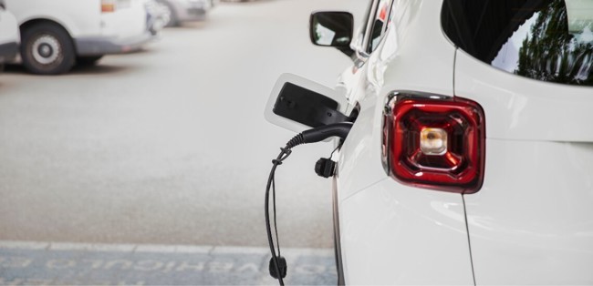 Cuatro de cada diez hogares que tienen un vehículo electrificado superan los 3.000 euros de ingresos