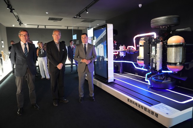 Moreno anuncia conversaciones "muy avanzadas" para instalar una planta para coches eléctricos en Jaén