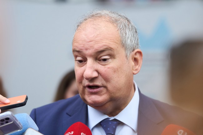 Hereu anuncia una agenda conjunta con Anfac para incentivar las ventas de coches eléctricos