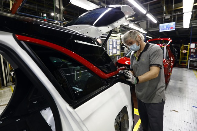 El vehículo reduce un 0,3% su aportación al saldo positivo de la balanza comercial en primer semestre