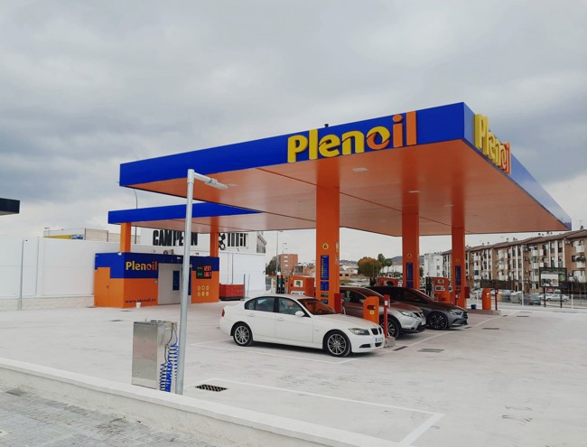 Ocho de cada diez conductores en España repostan en gasolineras low cost, según Plenoil