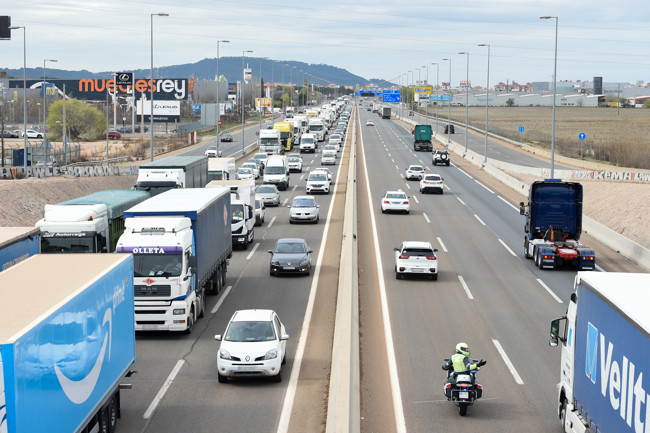 El 30% de los conductores adelanta en línea continua y casi el 50% supera la velocidad permitida