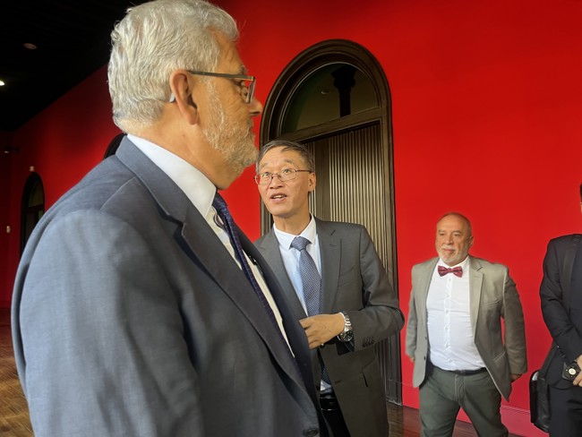 China espera que la UE "reconsidere" los aranceles al coche eléctrico tras el viaje de Sánchez