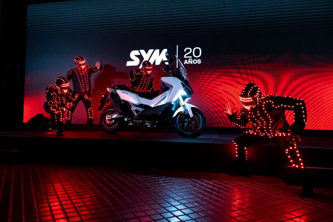 SYM presenta su nuevo modelo ADXTG 400 con motivo de su 20 aniversario en España