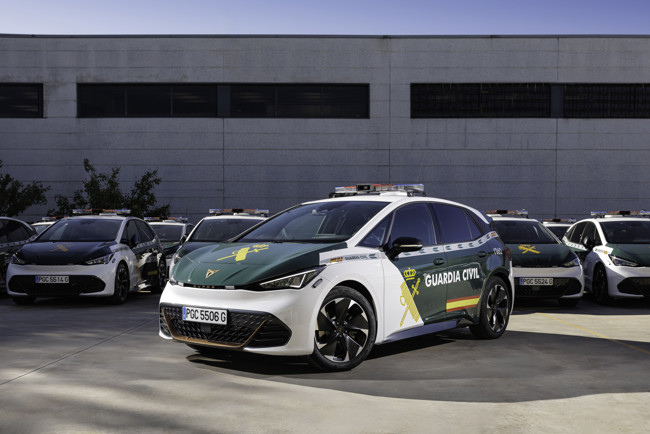 Cupra entrega 84 Cupra Born a la Dirección General de la Guardia Civil