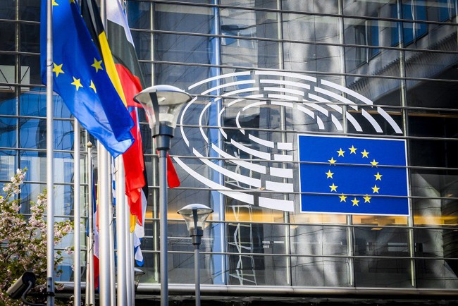 Bruselas ve "importantes diferencias" con Pekín, pero seguirá negociando una solución para el coche eléctrico