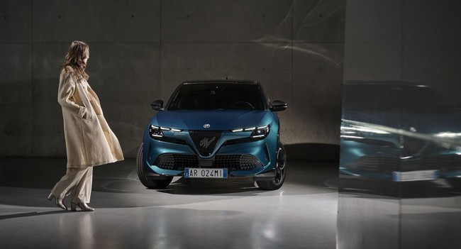 El Alfa Romeo Junior Ibrida llega a los concesionarios europeos tras recibir más de 10.000 pedidos