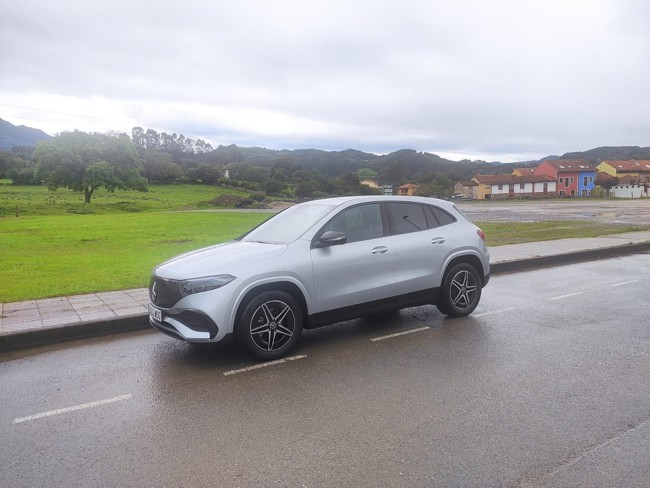 Expertos apuntan al alto precio de los vehículos eléctricos como causa principal de sus bajas ventas