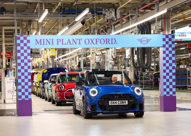 La planta de Oxford de MINI produce el primer modelo MINI Cooper Cabrio desde 2015