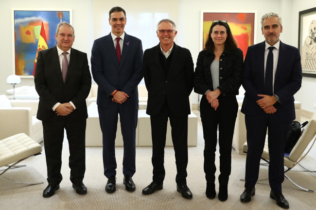 Sánchez se reúne con el CEO de Stellantis para tratar el impulso al vehículo eléctrico
