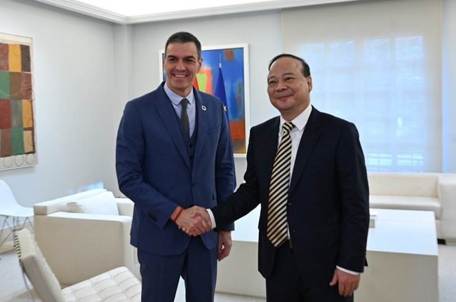 Sánchez se reúne con el presidente de la empresa china CATL, Robin Zeng, para tratar sus inversiones en España